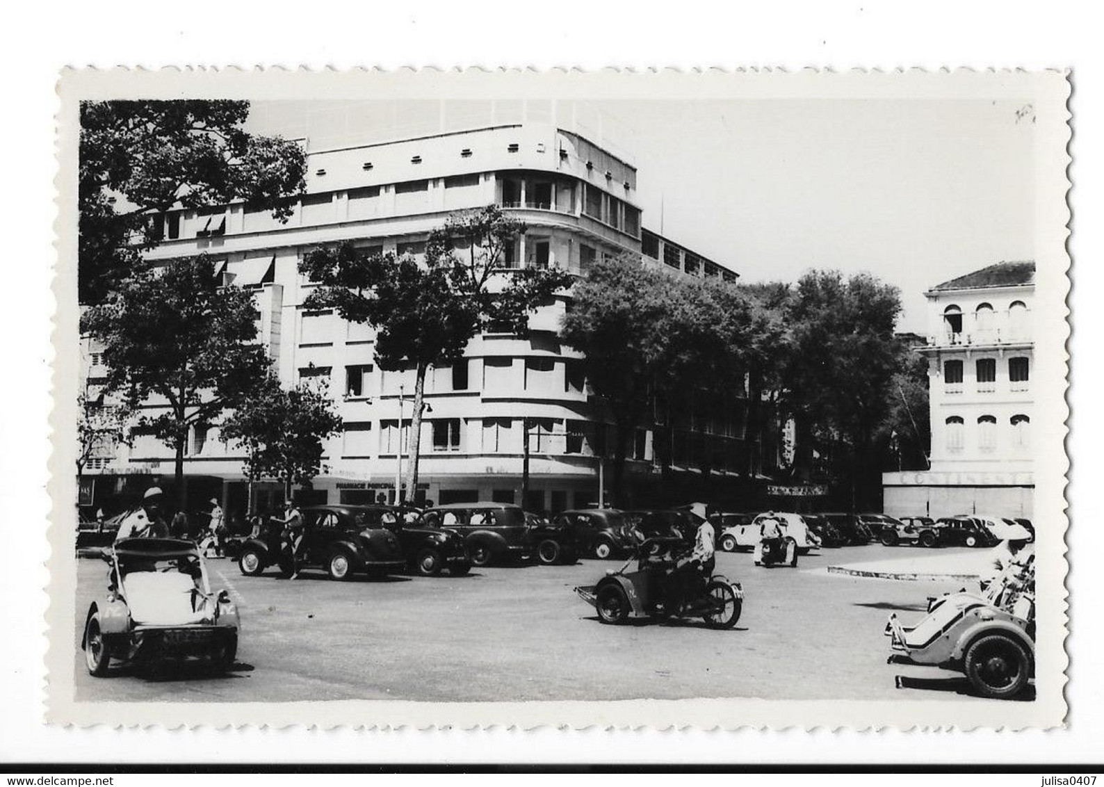 VIET NAM (ex Indochine) Hanoi ? Saigon ? A LOCALISER Carte Photo Place Automobiles Animation - Viêt-Nam