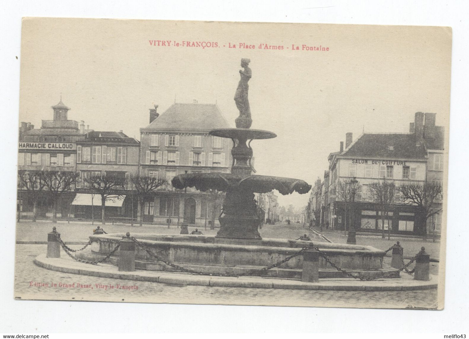 51/ CPA - Vitry Le François - Place D'Armes - La Fontaine - Vitry-le-François