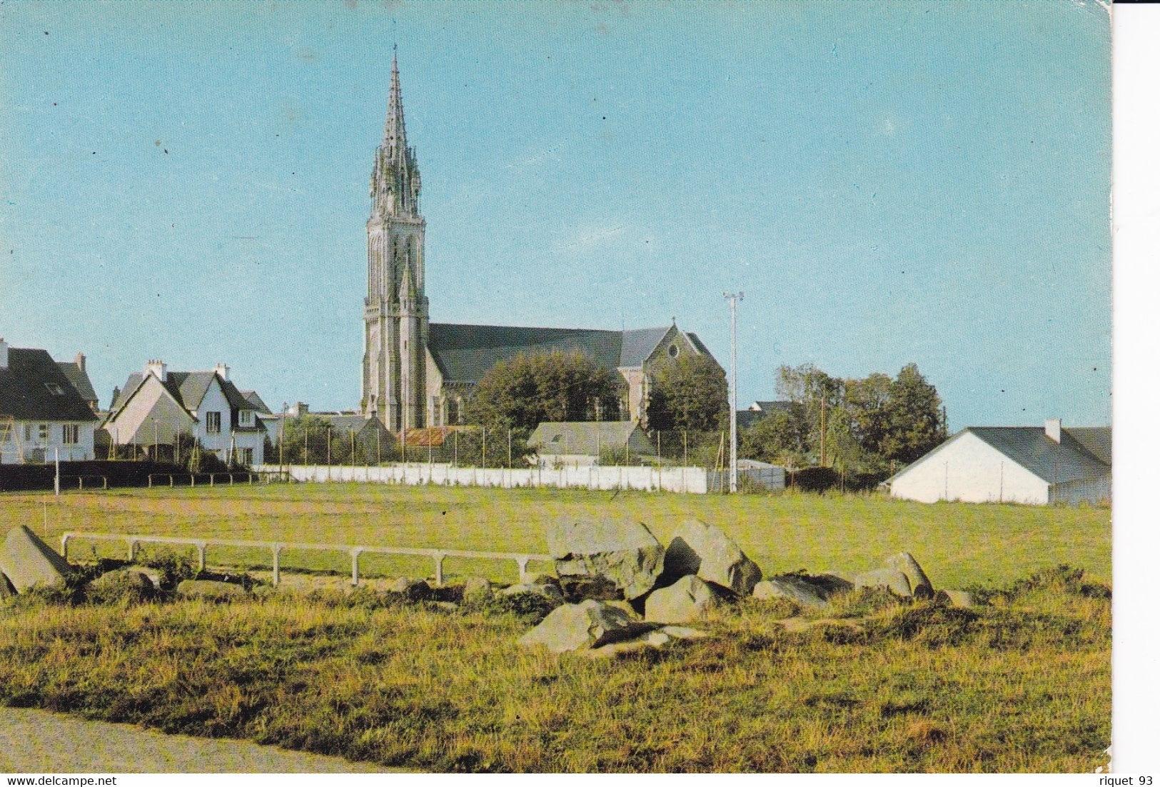 PLOUFRAGAN - L'Eglise, Le Menhir, Et Le Terrain De Sports - Ploufragan