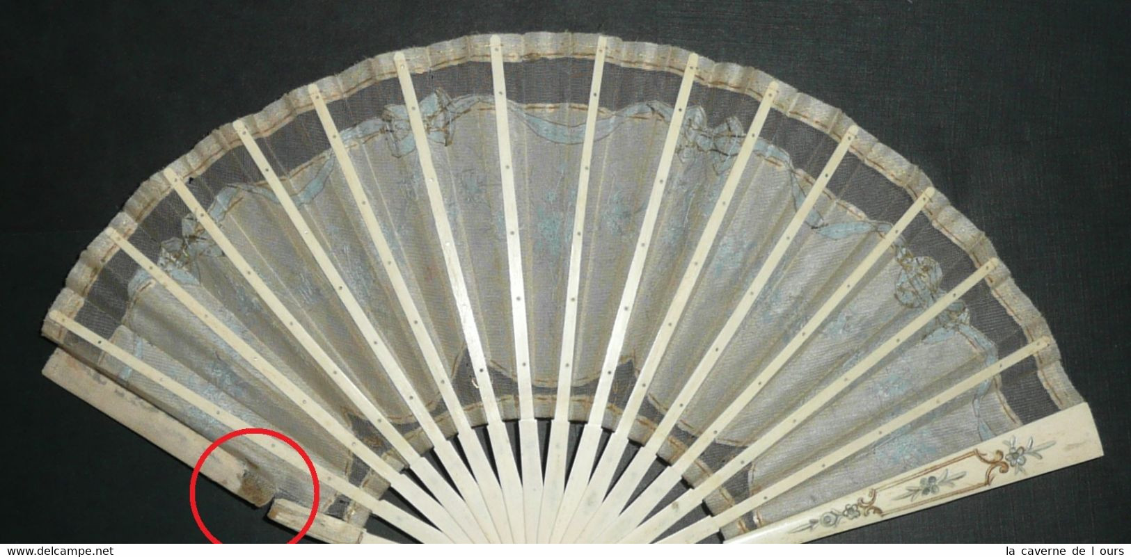 Rare Ancien éventail à Restaurer, En Os Domestique à Décor Gravé, Doré, Tissu Brodé En Couleurs, Sequins - Fans