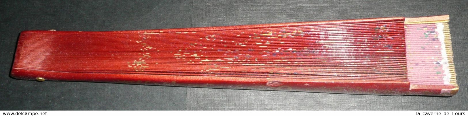 Rare Ancien éventail En Bois, Décor Doré, Tissu Peint En Couleurs, 32 Brins - Ventagli