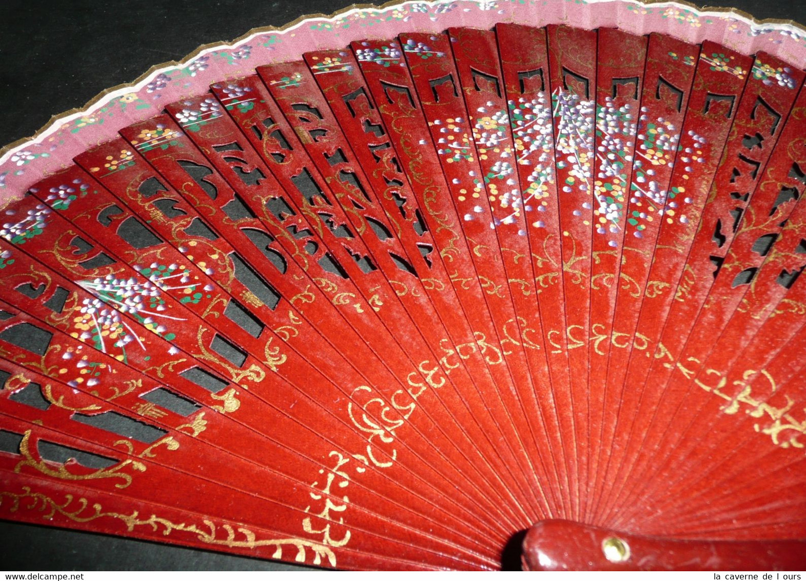 Rare Ancien éventail En Bois, Décor Doré, Tissu Peint En Couleurs, 32 Brins - Fans