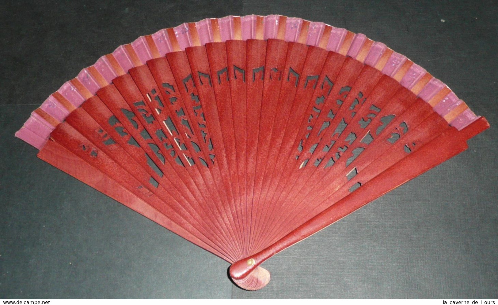 Rare Ancien éventail En Bois, Décor Doré, Tissu Peint En Couleurs, 32 Brins - Fans