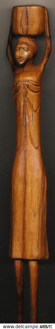 Statue : Femme Portant Son Fardeau Sur Tête, Socle, Bois Léger, Origine Inconnue - Hout