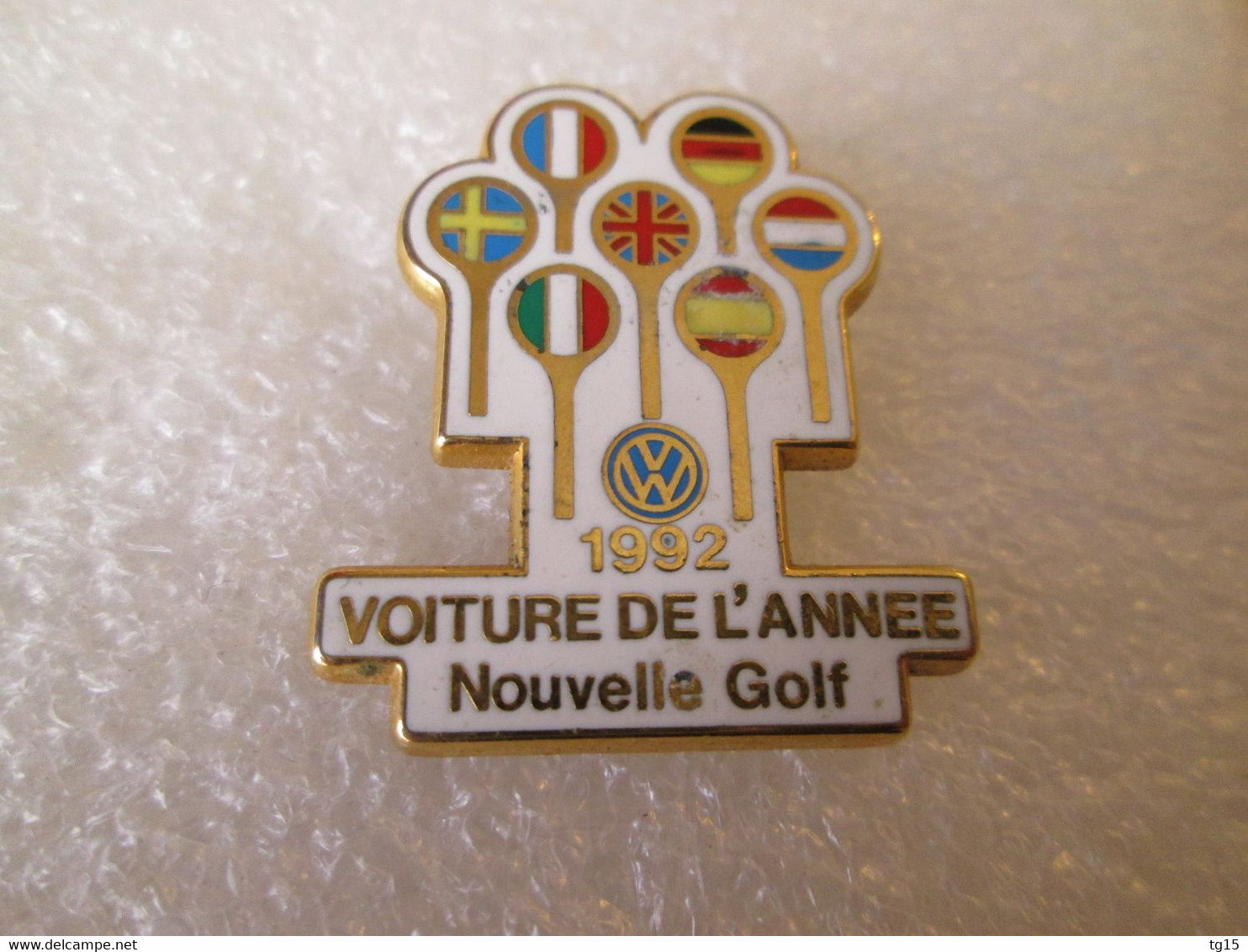 PIN'S    VOLKSWAGEN   GOLF   VOITURE DE L ANNEE 1992  Zamak   ACABI - Volkswagen