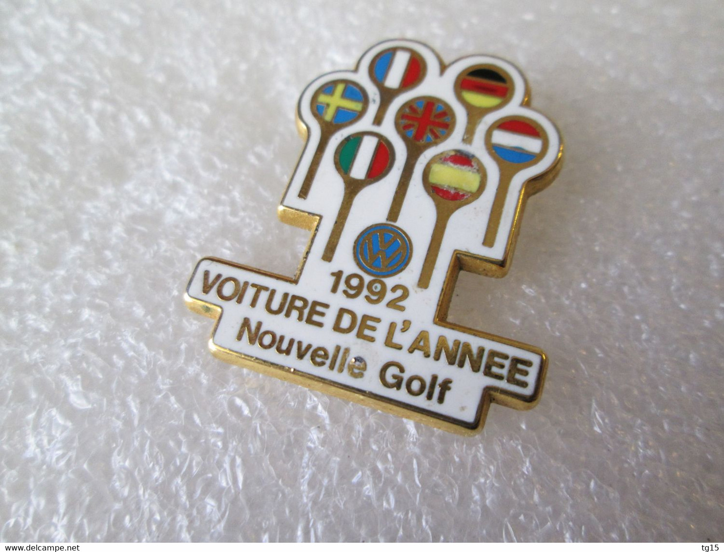 PIN'S    VOLKSWAGEN   GOLF   VOITURE DE L ANNEE 1992  Zamak   ACABI - Volkswagen