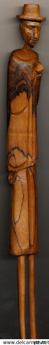 Statue : Homme Tenant Le Revers De Son Mateau Main Gauche, Socle, Bois Léger, Origine Inconnue - Madera