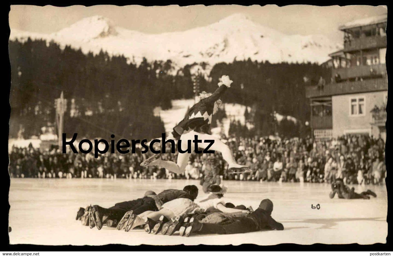 ALTE FOTO POSTKARTE EISLAUFEN KUNSTSTÜCK SPRUNG FOTOGRAF LIEGEND VERM. GARMISCH EISSTADION Stunt Ice Cpa Postcard - Kunstschaatsen