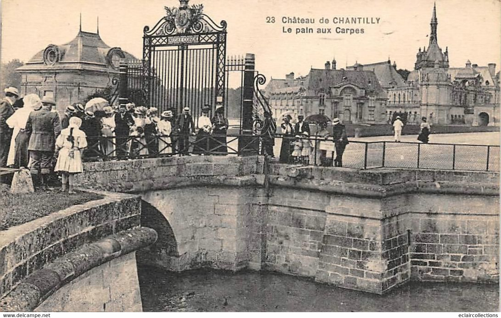 Chantilly          60          Le Château. Le Pain Aux Carpes         (voir Scan) - Chantilly