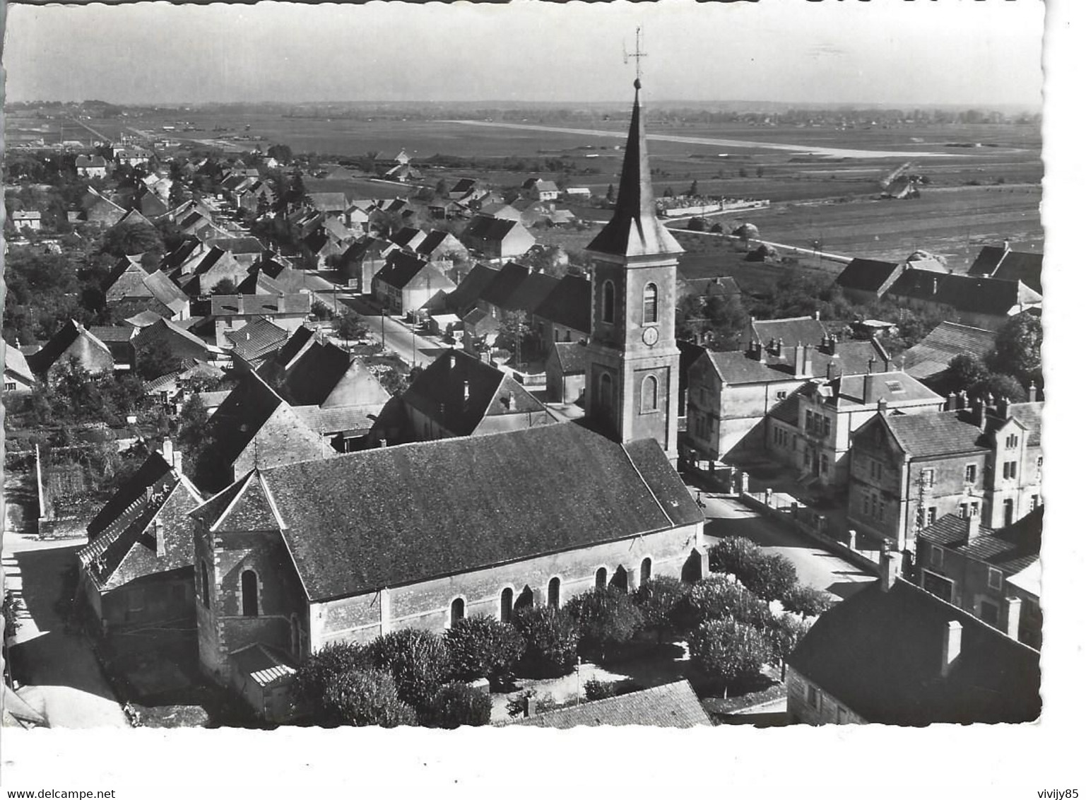 39 - TAVAUX - ( JURA ) - T.Belle Vue D'avion Au-dessus Du Centre Bourg Et De L'Eglise - Tavaux