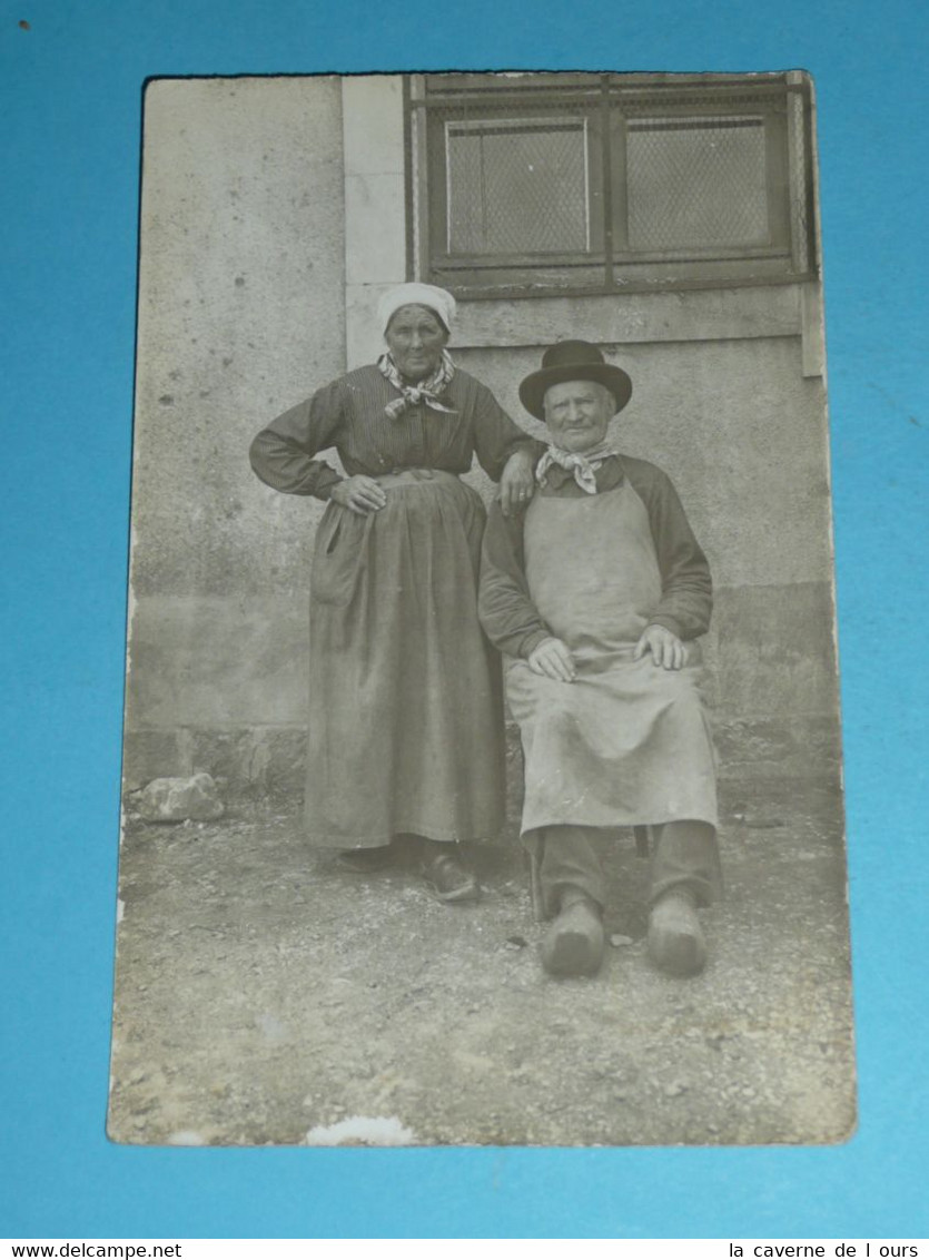 CPA, Rare Carte Photo, Couple En Costume Régional Traditionel, Sabots Biaude, Sologne Berry ?? - Photographs