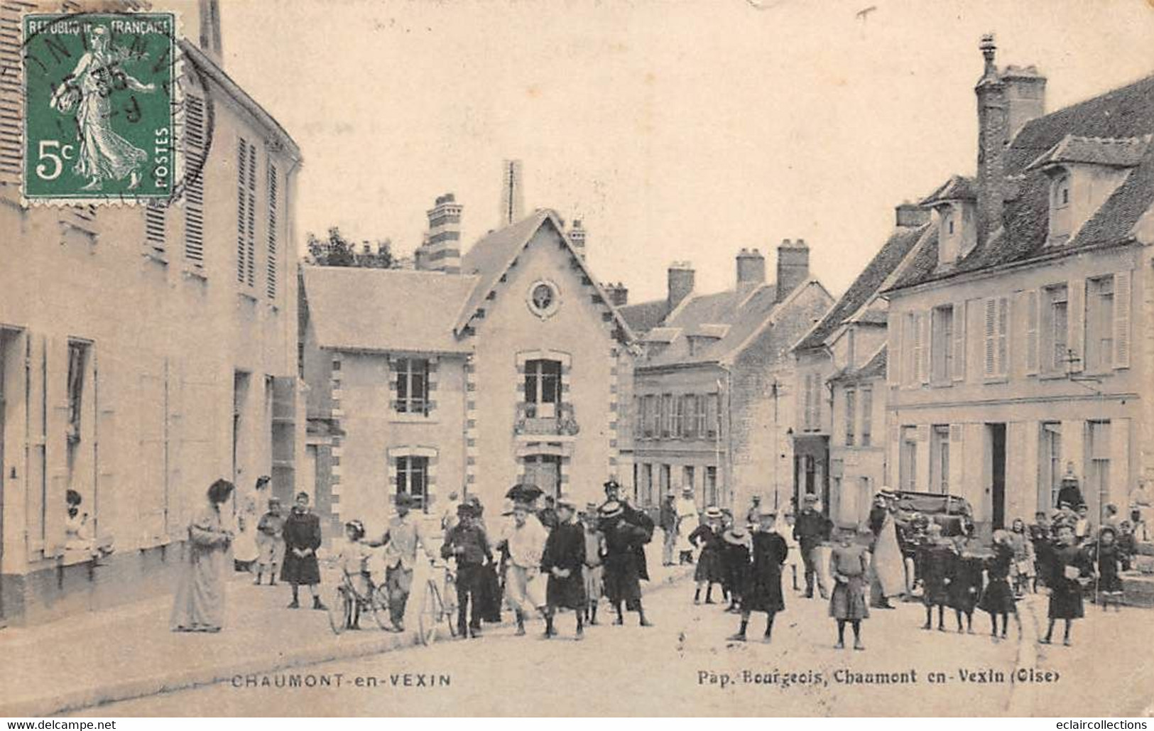 Chaumont En Vexin      60       Un Groupe Dans La Rue     (voir Scan) - Chaumont En Vexin