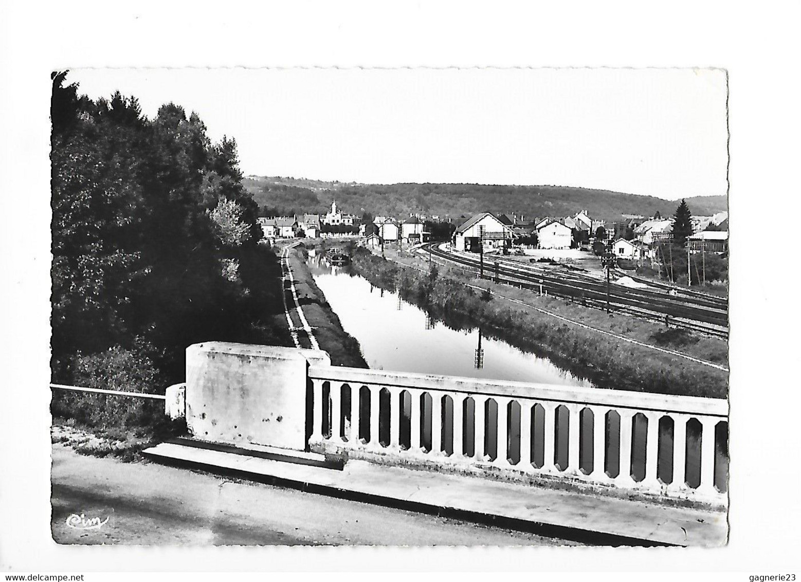 ISLE SUR LE DOUBS  (cpsm 25 )  Pont Neuf Et Vue Sur Le Canal    - L 1 - Isle Sur Le Doubs