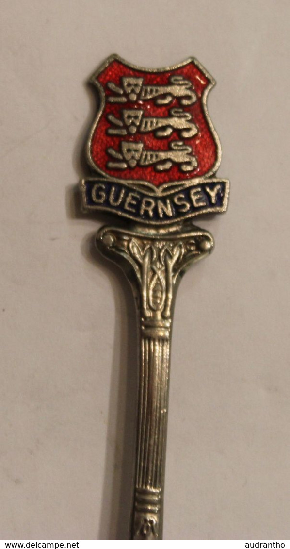 Petite Cuillère En Métal Argenté GUERNSEY Guernesey Blason EPNS - Cucharas