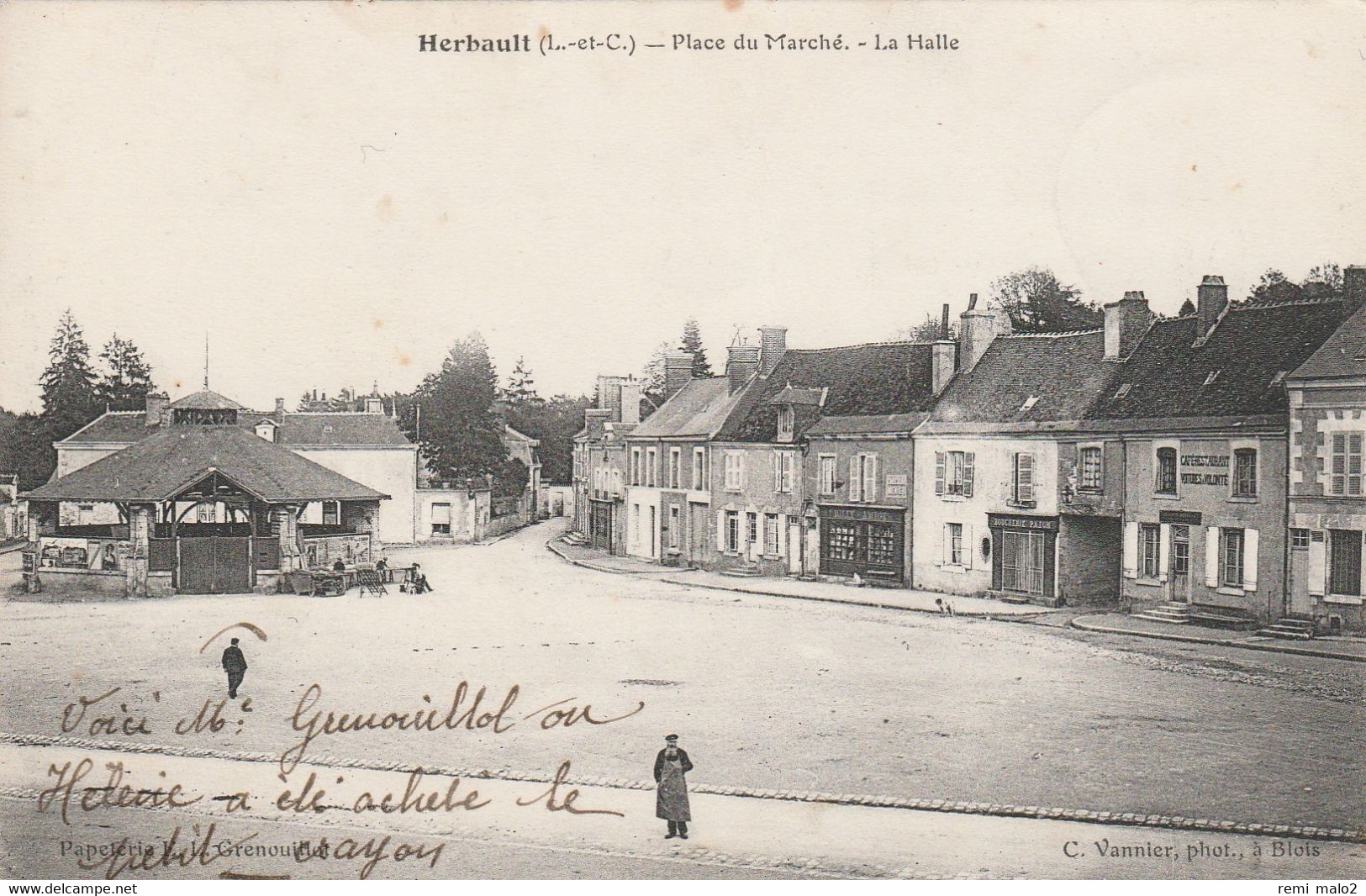 CARTE POSTALE   HERBAULT 41  Place Du Marché.La Halle - Herbault