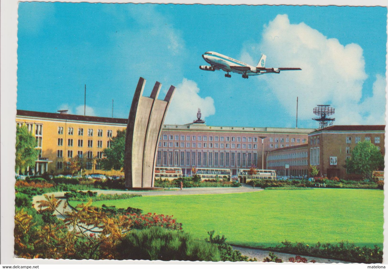 ALLEMAGNE BERLIN FLUGHAFEN TEMPELHOF PLATZ DER LUFTBRÜCKE MIT LUFTBRÜCKENDENKMAL - Tempelhof