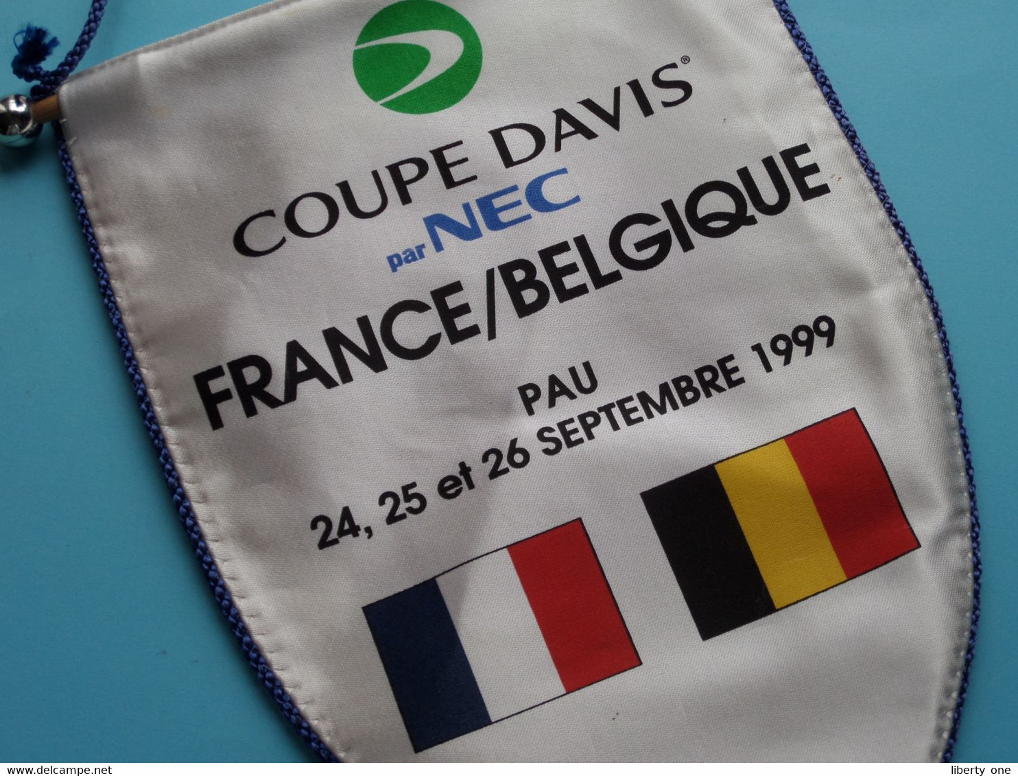 Coupe DAVIS Par NEC FRANCE - BELGIQUE Pau 1999 ( See / Voir SCAN ) Wimpel - Pennant - Fanion ! - Kleding, Souvenirs & Andere