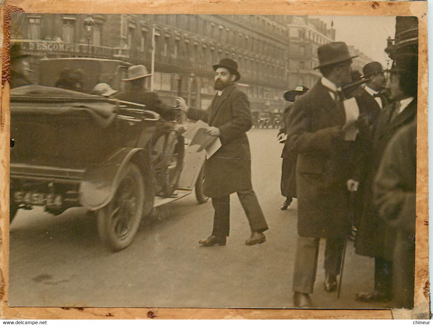 2 PHOTOS PLACE DE L'OPERA DISTRIBUTION DE TRACS POUR L'OBSTENTION DU VOTE DES FEMMES 1918? - Autres & Non Classés