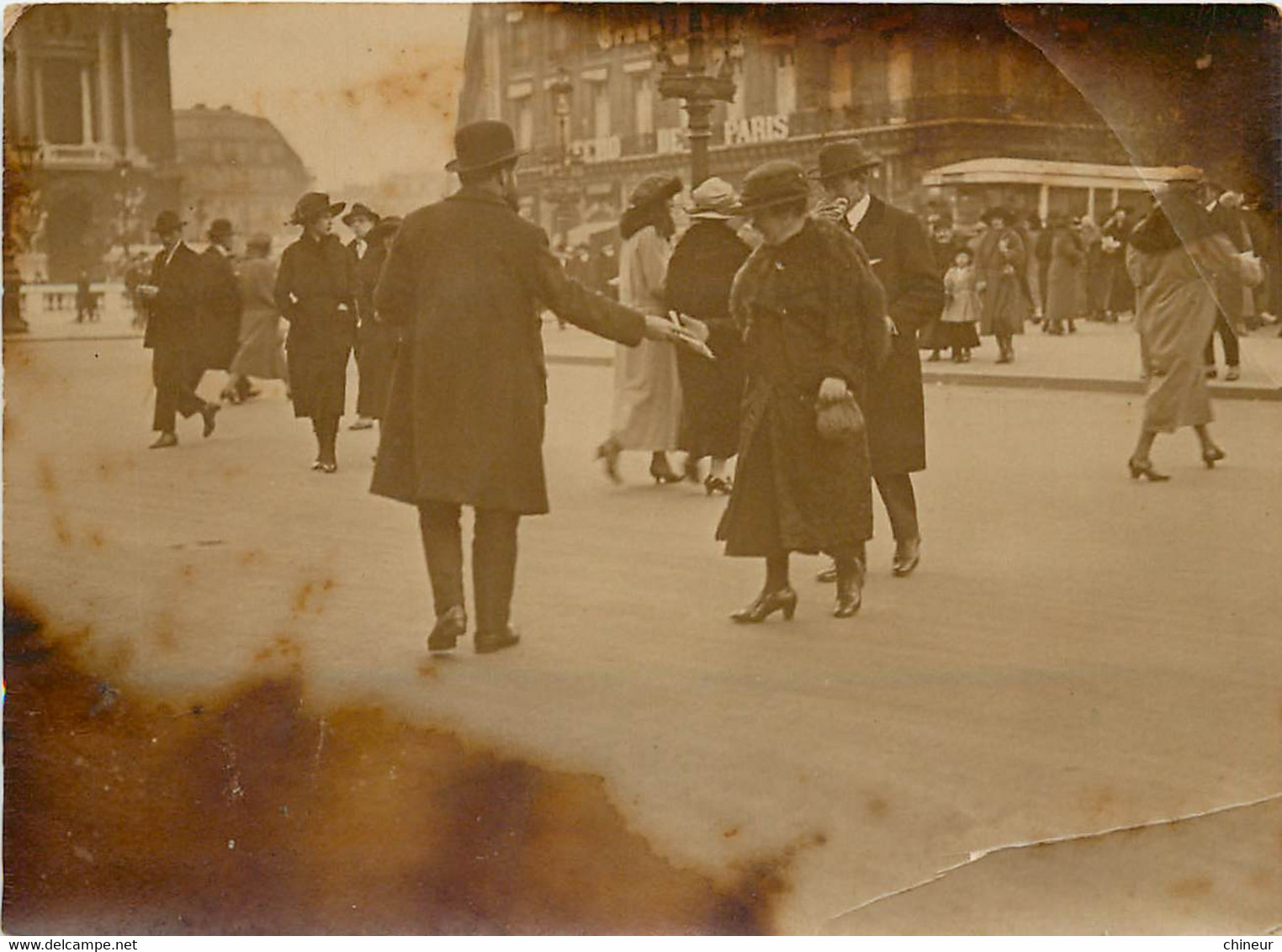 2 PHOTOS PLACE DE L'OPERA DISTRIBUTION DE TRACS POUR L'OBSTENTION DU VOTE DES FEMMES 1918? - Autres & Non Classés