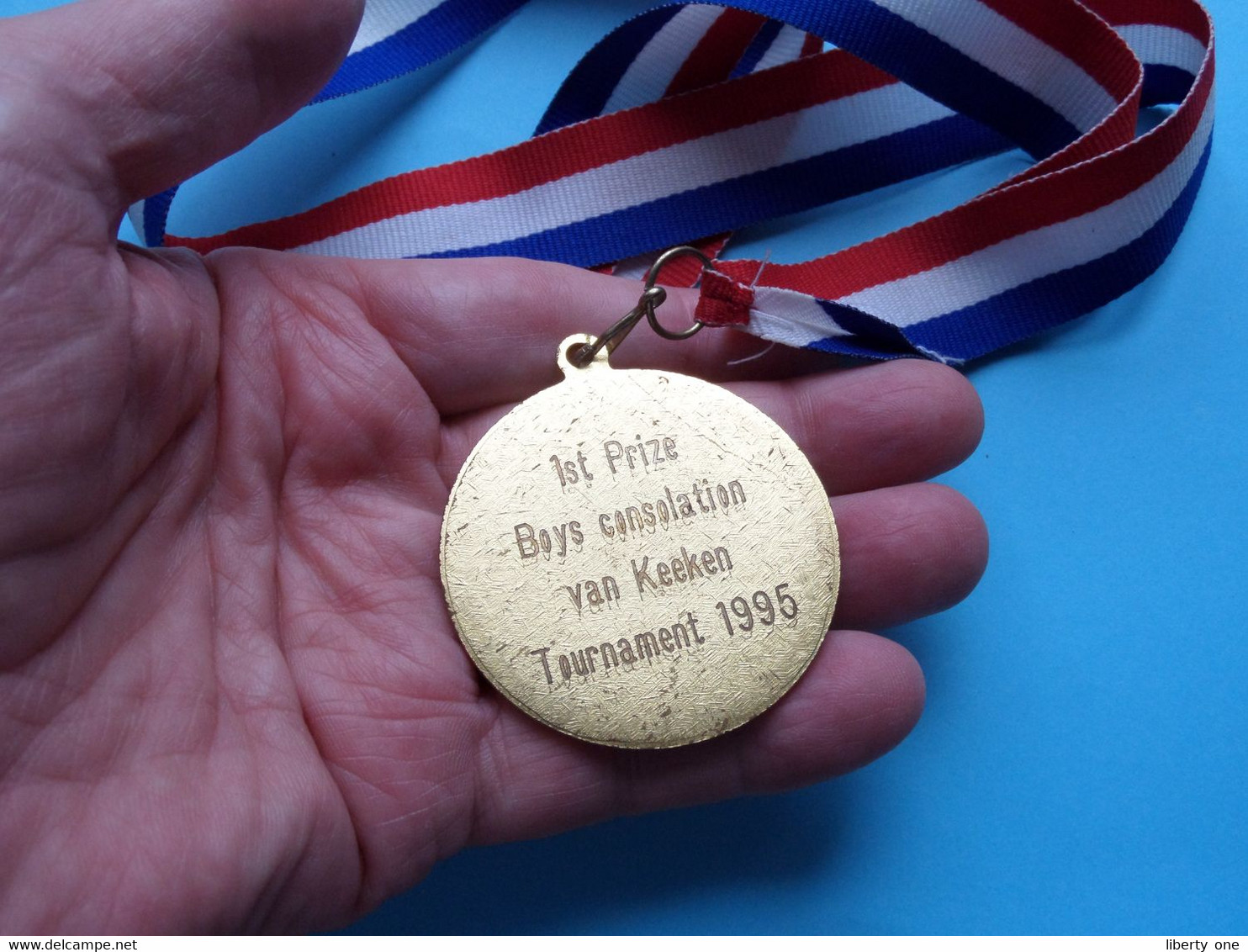 1st Prize BOY'S Consolation Van KEEKEN Tournament 1995 / Goudkleurige Medaille TENNIS ( For Grade, Please See Photo ) ! - Bekleidung, Souvenirs Und Sonstige