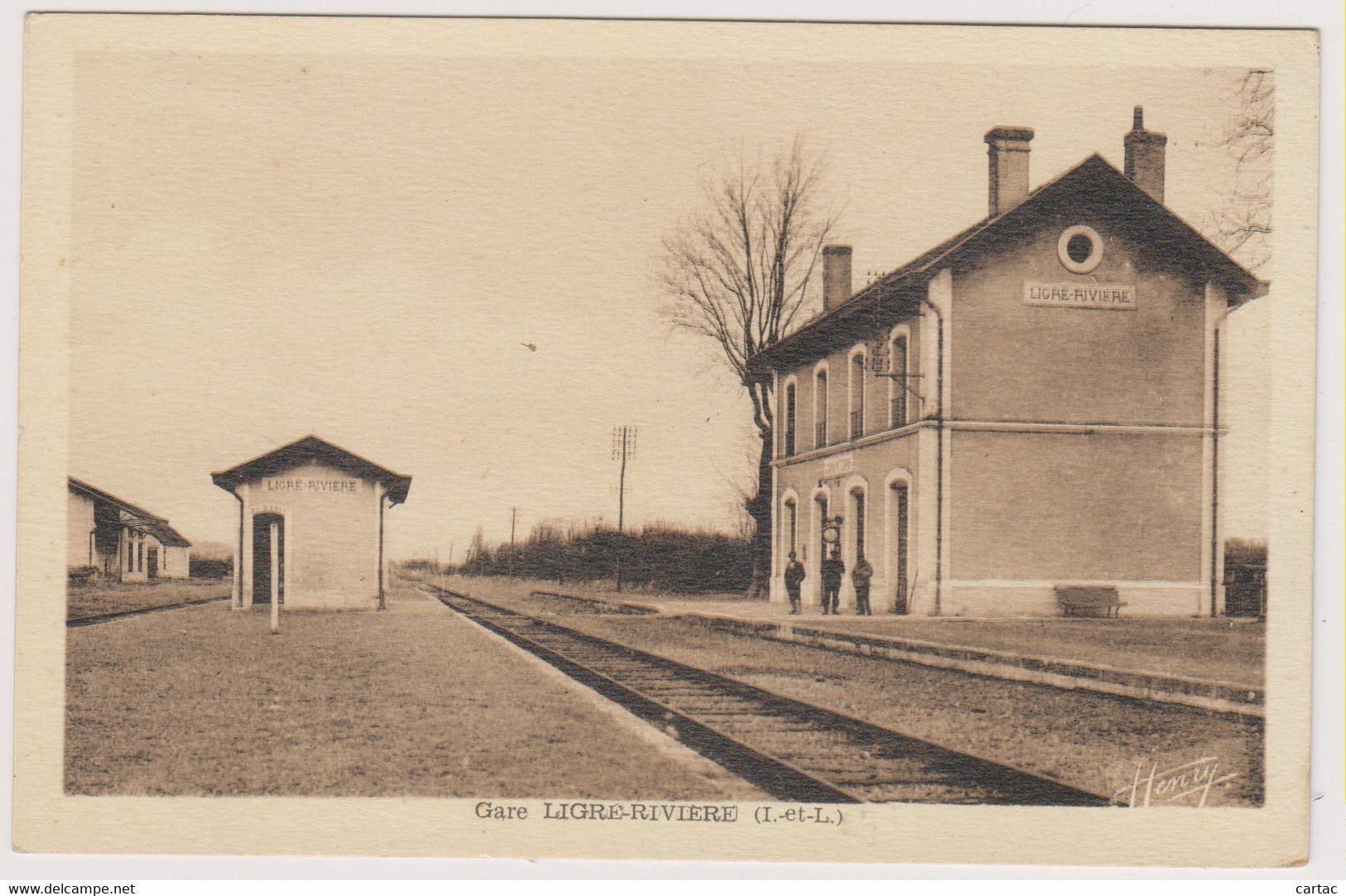 D37 - LIGRE RIVIERE - GARE - 3  Hommes Devant La Gare - Carte Sépia - Other & Unclassified