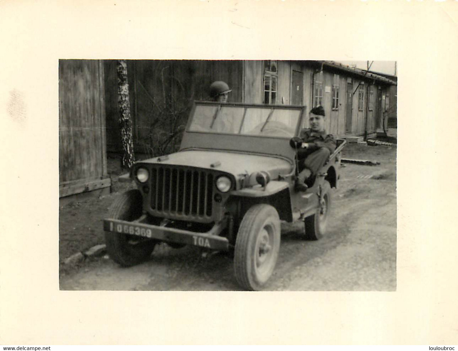 SOLDATS  ET CASERNES FRANCAISES EN ALLEMAGNE 1950 APRES GUERRE ET JEEP 11 X 8.50 CM - War, Military