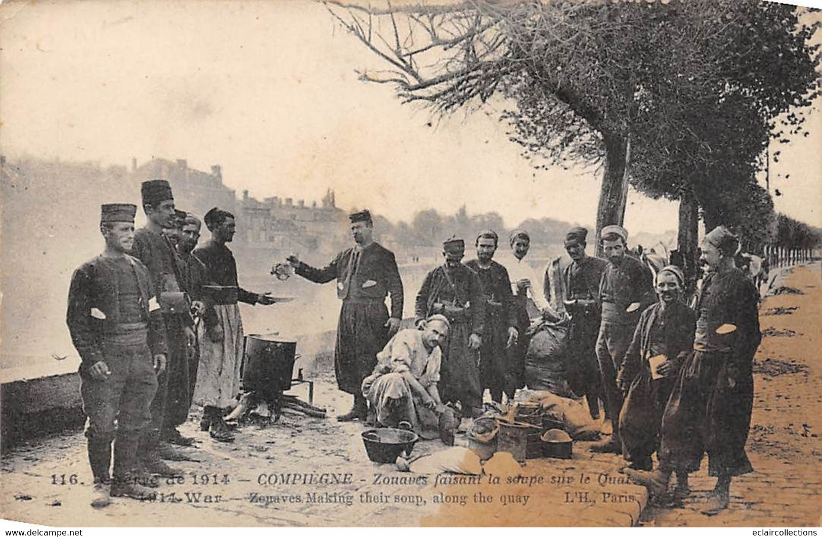 Compiègne         60           Guerre14/18   Zouaves Faisant La Soupe Sur Le Quai   -tachée -  (voir Scan) - Compiegne