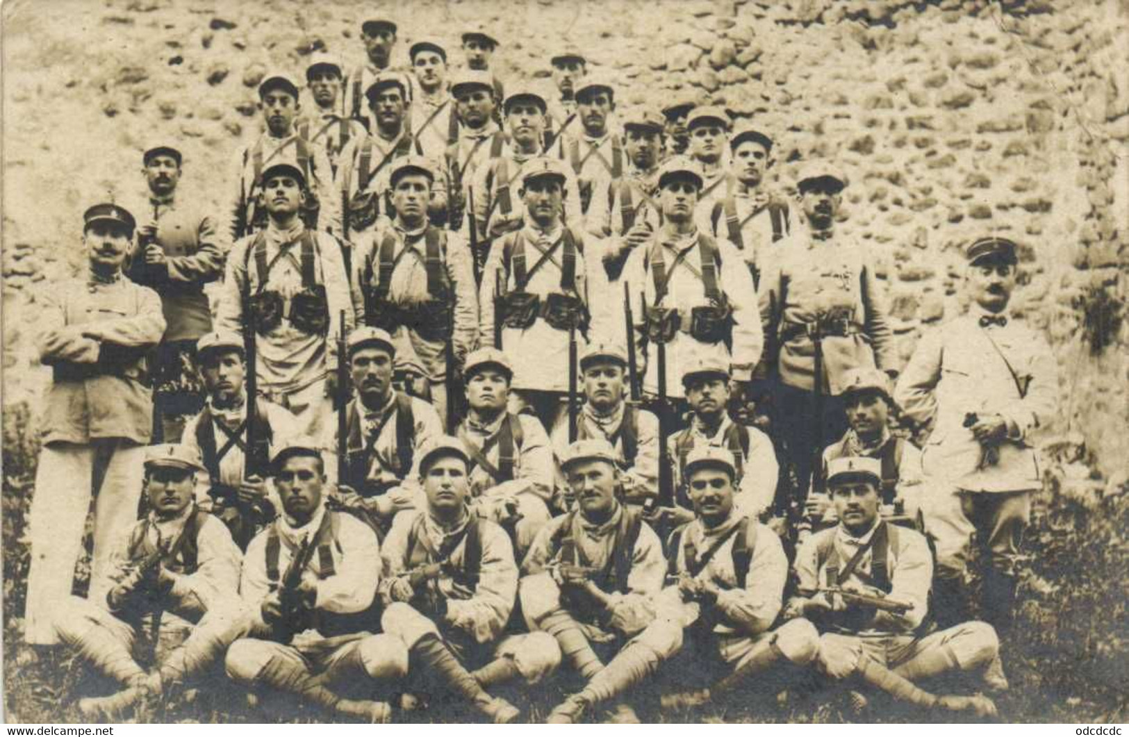 Carte Photo Militaires Armes Au Pied 1e Rang Armes En Main Recto Verso - Personnages