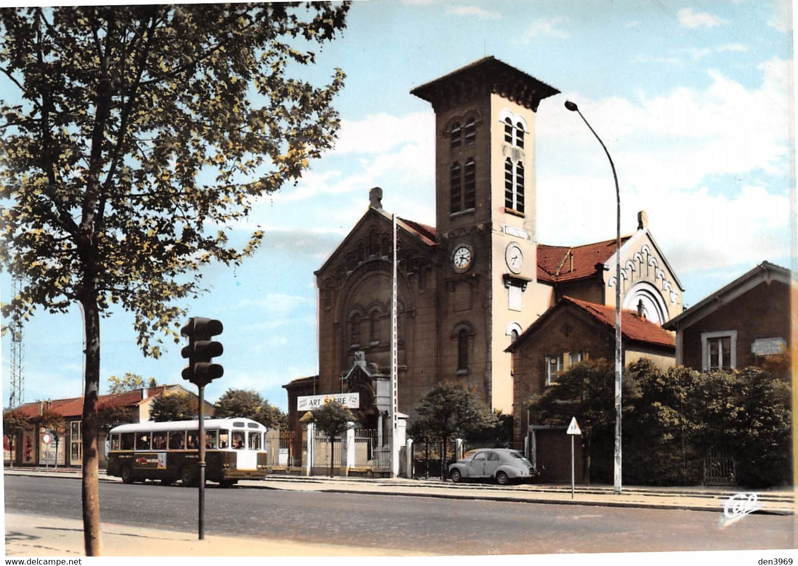 PAVILLONS-sous-BOIS - Eglise Notre-Dame De Lourdes - Autobus, Automobile - Les Pavillons Sous Bois