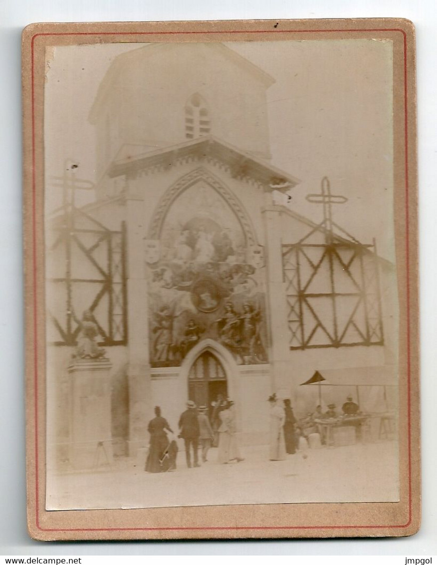 Photo Sur Carton Avant 1900 Scène Animée Façade Peinte Eglise Domrémy (Vosges) Fresque Aujourd'hui Disparue - Places