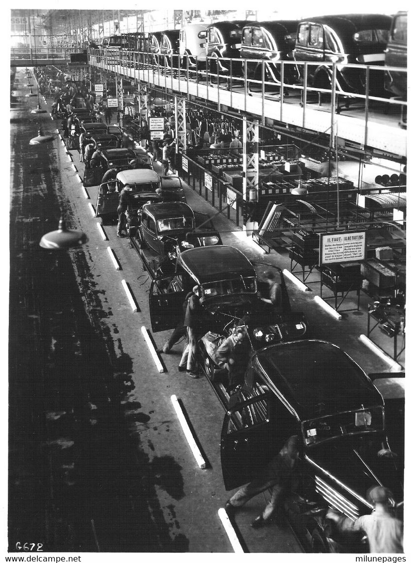 Grande Photo Du Constructeur RENAULT De La Chaine De Montage Carrosserie Celtaquatre à Boulogne-Billancourt Ca.1935 - Automobili