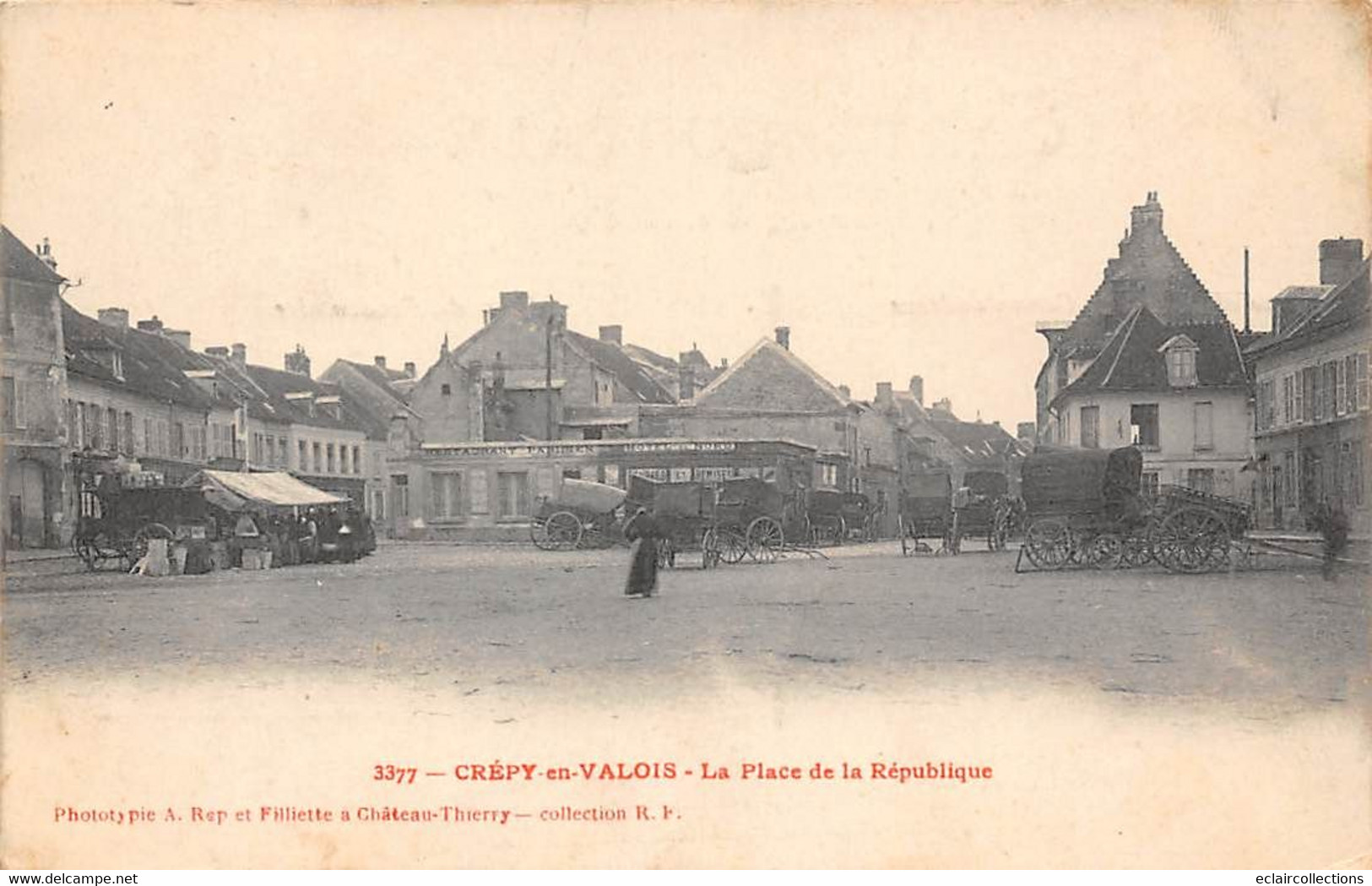 Crépy En Valois       60         Place De La République. Marché           (voir Scan) - Crepy En Valois