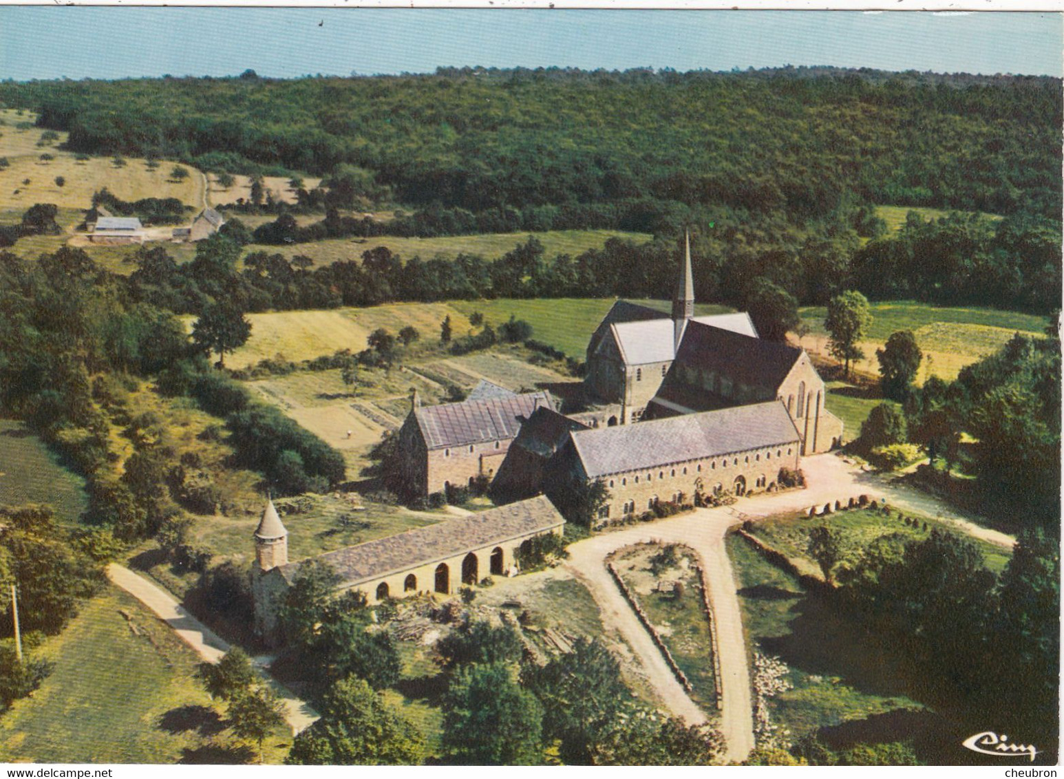 22. PLENEE JUGON. CPSM. VUE AERIENNE.  MONASTERE DE BOQUEN. - Plénée-Jugon