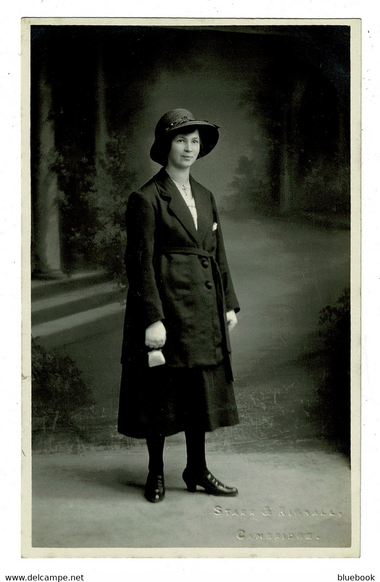 Ref 1428 - Early Real Photo Postcard - Woman Holding A Small Purse - Fashion Theme - Fotografia