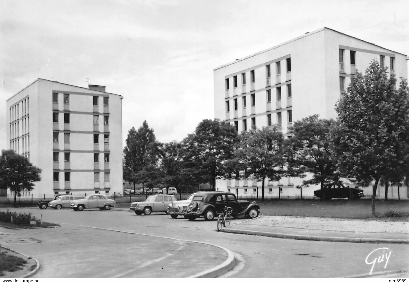 CHEVILLY-LARUE - Les Sorbiers - Immeubles, H.L.M. - Automobiles - Chevilly Larue