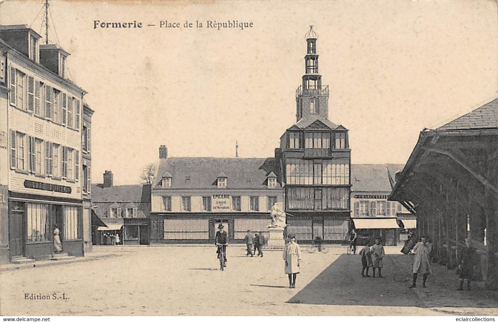 Formerie         60       Place De La République Et La Halle     (voir Scan) - Formerie