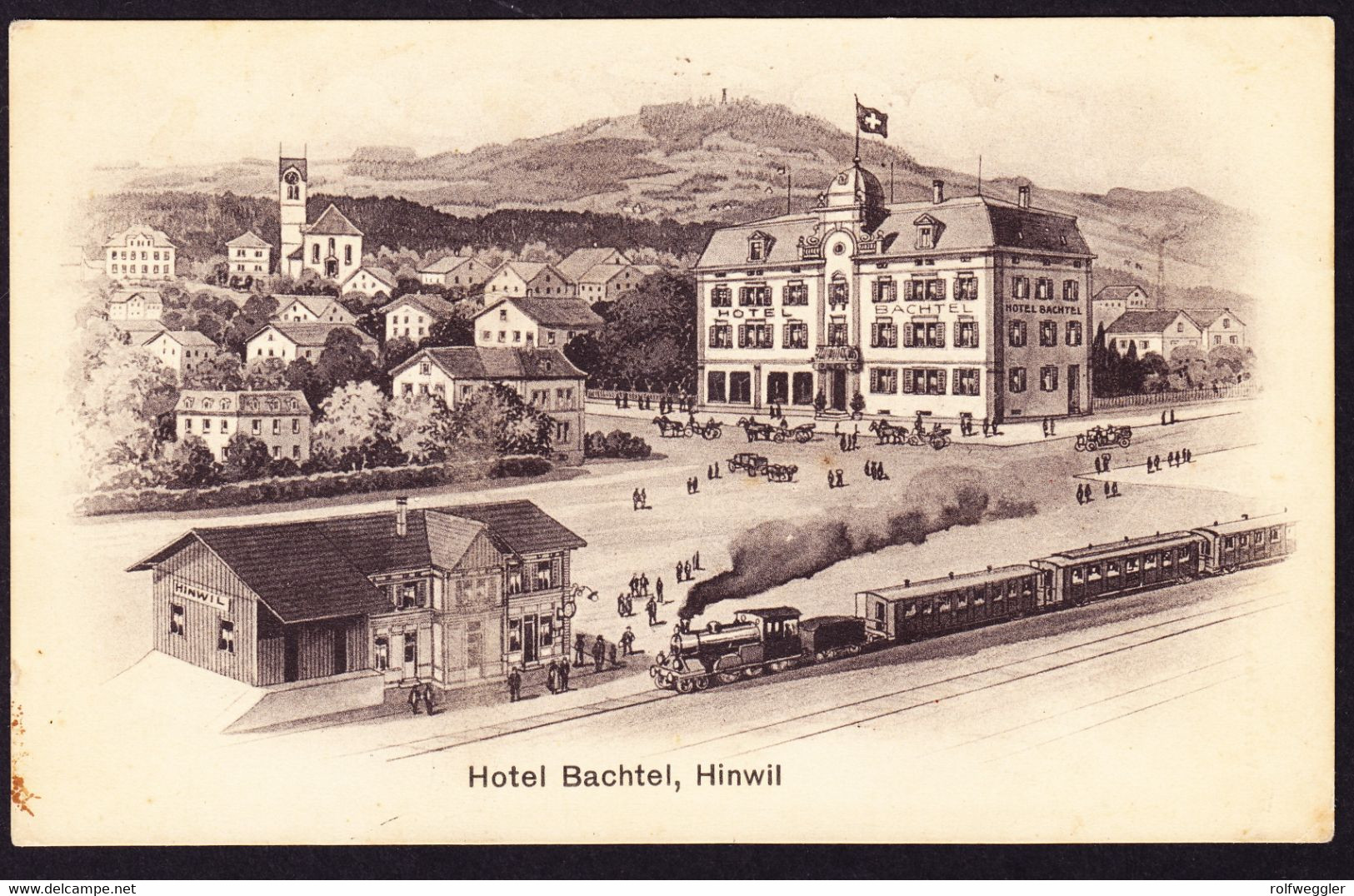 Um 1920 Ungelaufene AK Aus Hinwil. Hotel Bachtel Und Bahnhof Mit Eisenbahn. Links Minim Fleckig. - Hinwil