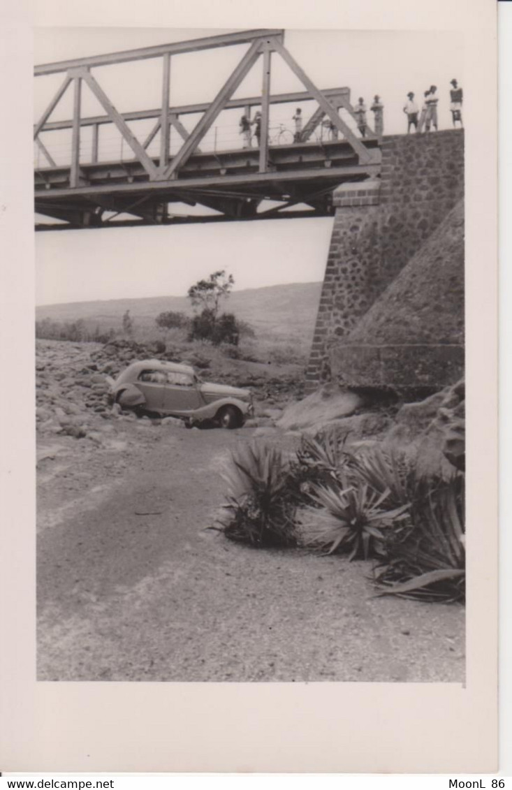 974 - VUE INEDITE - ILE DE LA REUNION - PONT DE LA RIVIERE DES PLUIES OU RIVIERE DES GALETS - AUTOMOBILE ACCIDENT AUTO - Autres & Non Classés