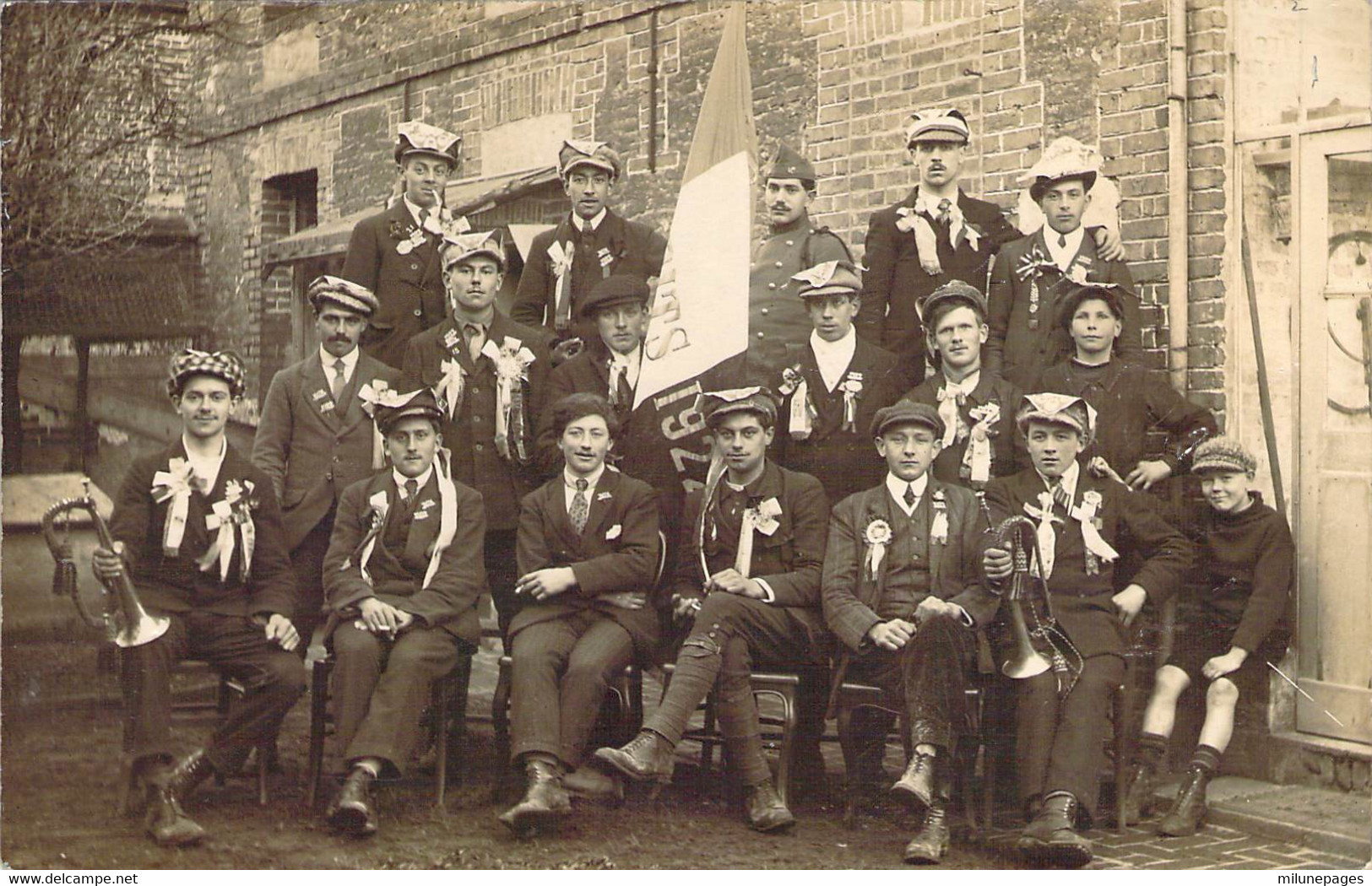 Carte Postale Photo Groupe De Conscrits Avec Leur Numéro Et Cocardes Classe 1922 Lieu à Identifier - Photos