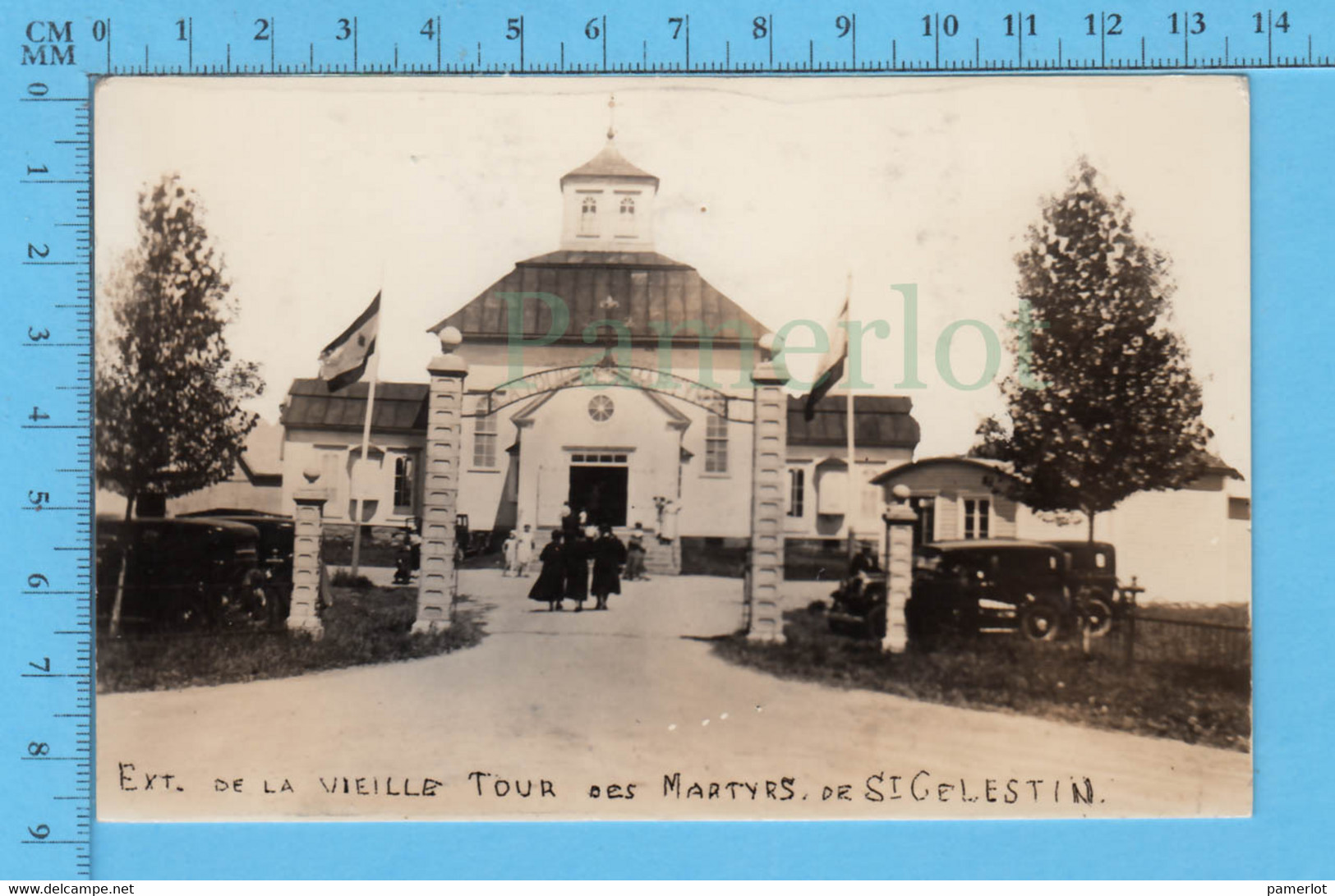 St-Celistin P. Quebec - Real Photo Réelle,  Exterieur De La Vieille Tour Des Martyrs, Old Car. Animé - Sonstige & Ohne Zuordnung