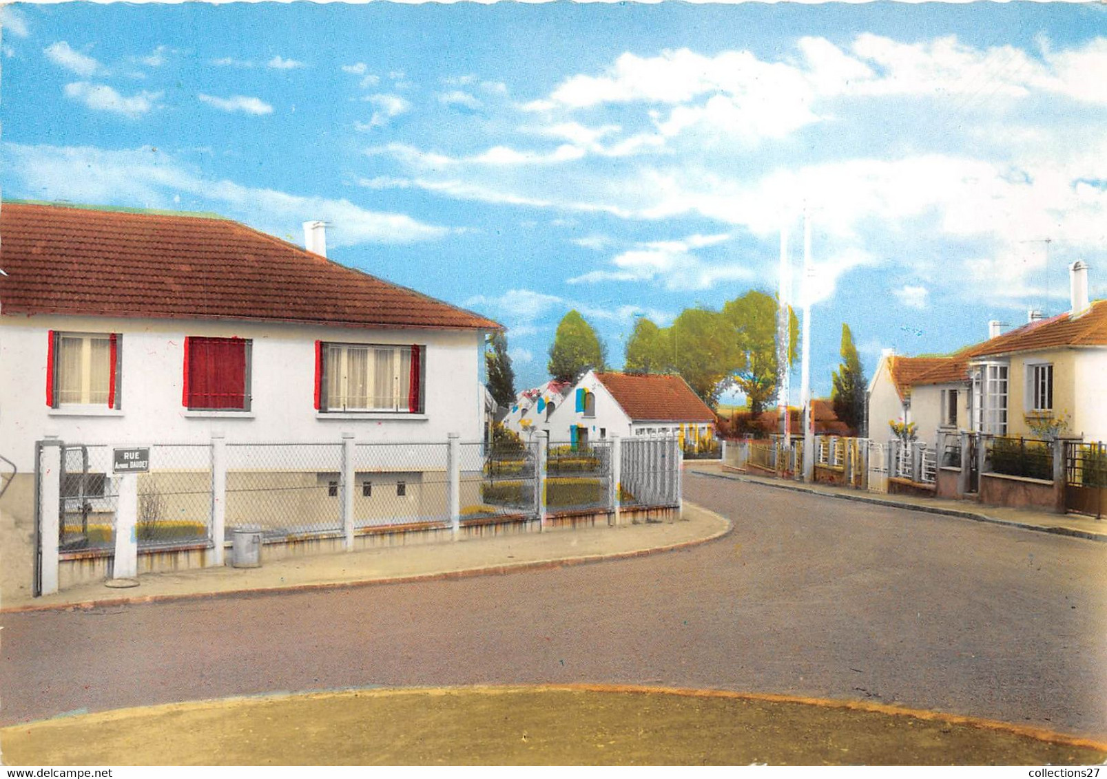 60-SAINT-JUST-EN-CHAUSSEE- LA RUE ALPHONSE DAUDET ET LA CITE DE BOUTAVANT - Saint Just En Chaussee