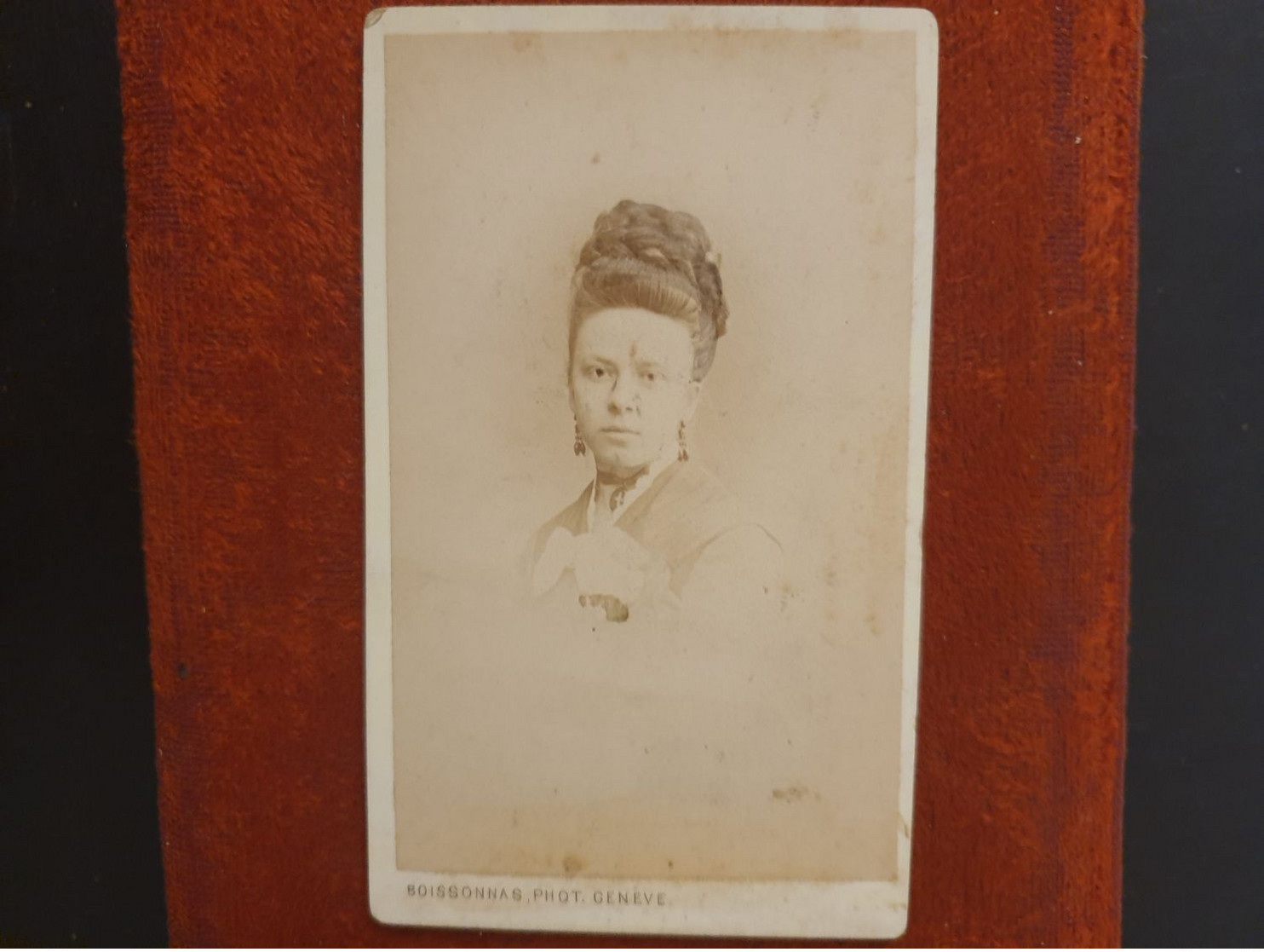 CDV Ancienne  Années 1880. Portrait D Une Femme élégante. Photographe BOISSONNAS À GENÈVE - Oud (voor 1900)