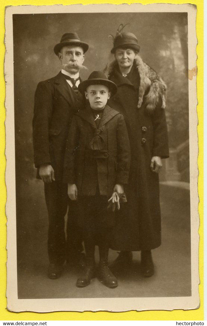 Rppc Carte Photo Femme Woman Homme Man Enfant Famille Etrange Studio Sepia Queue Renard Fourrure Fur Surrealisme Surreal - Persone Anonimi