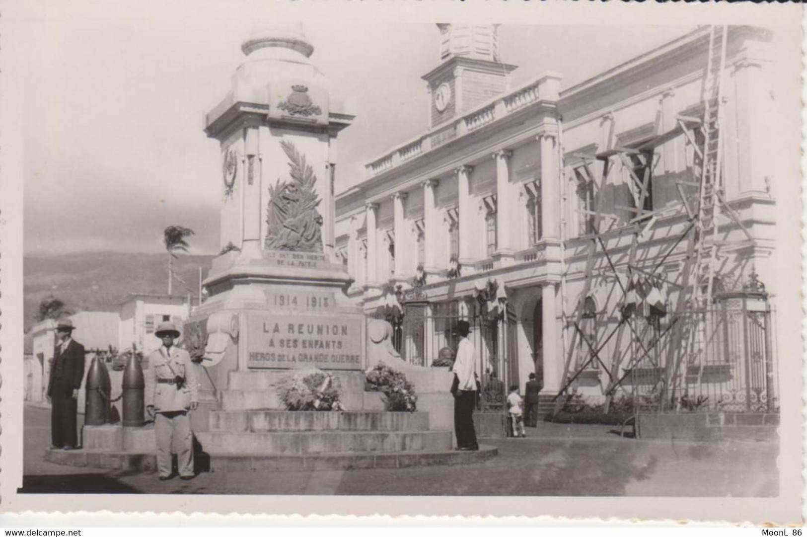 974 - VUE INEDITE CARTE-PHOTO - SAINT DENIS - MONUMENT AUX MORTS - LA MAIRIE EN TRAVAUX - GENDARME CASQUE COLONIAL - Saint Denis