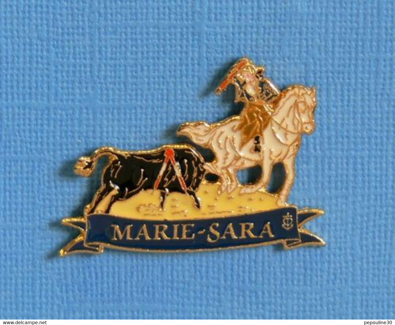 1 PIN'S //  ** MARIE-SARA / UNE DES RARES FEMMES TOREROS À CHEVAL / REJONEADORA ** . (N'EMAUX) - Stierkampf