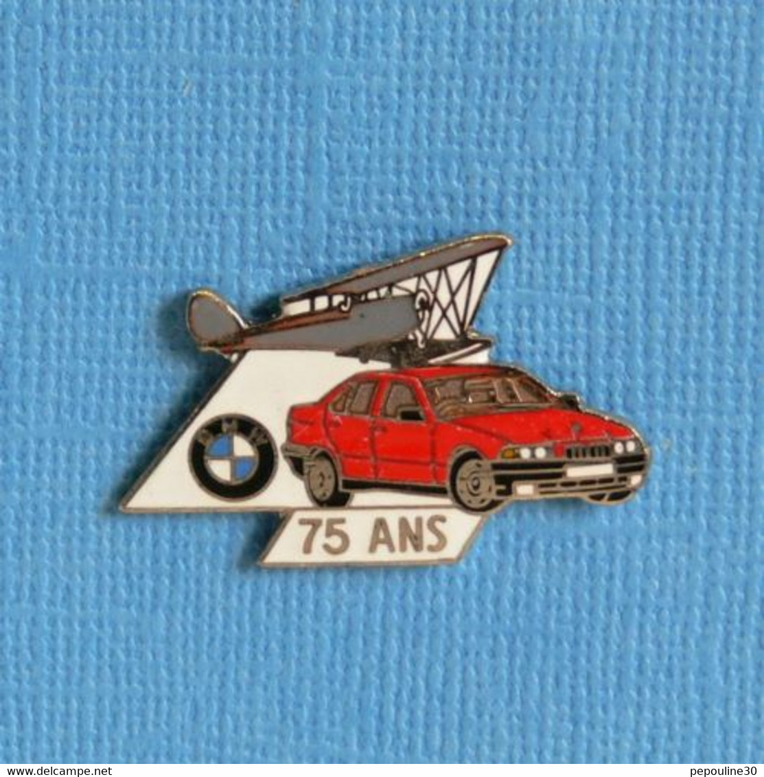 1 PIN'S //  ** AVION BIPLAN / BMW 75 ANS ** . (BMW / Démons & Merveilles) - BMW