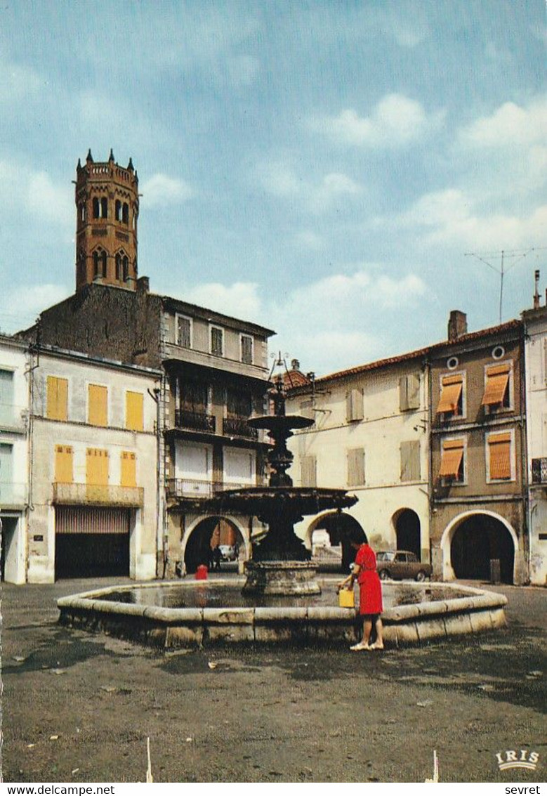 VILLENEUVE SUR LOT. - Fontaine De La Place Lafayette Et Clocher De L'Eglise Sainte-Catherine - Villeneuve Sur Lot