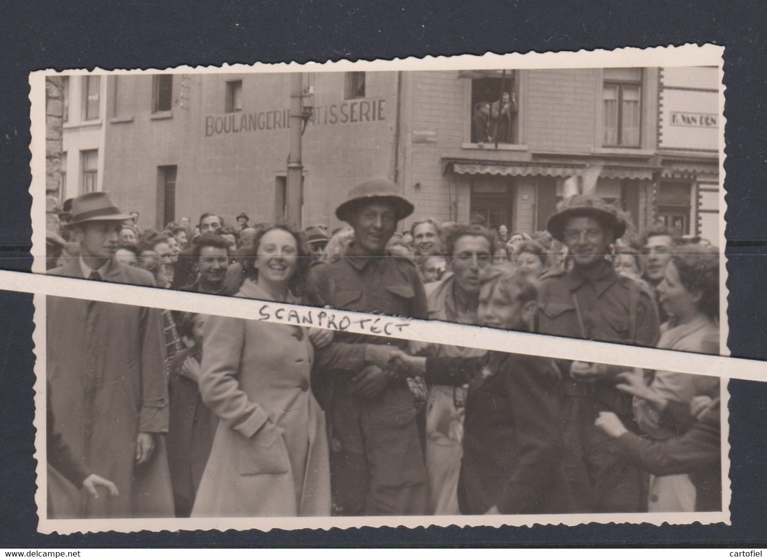 VILVOORDE-HOEK-VLAANDERENSTRAAT-OORLOG-BEVRIJDING-1944-SOLDATEN-ORIGINELE+HISTORISCHE-ICONISCHE-FOTO+-9-14 CM-UNIEK! - Vilvoorde