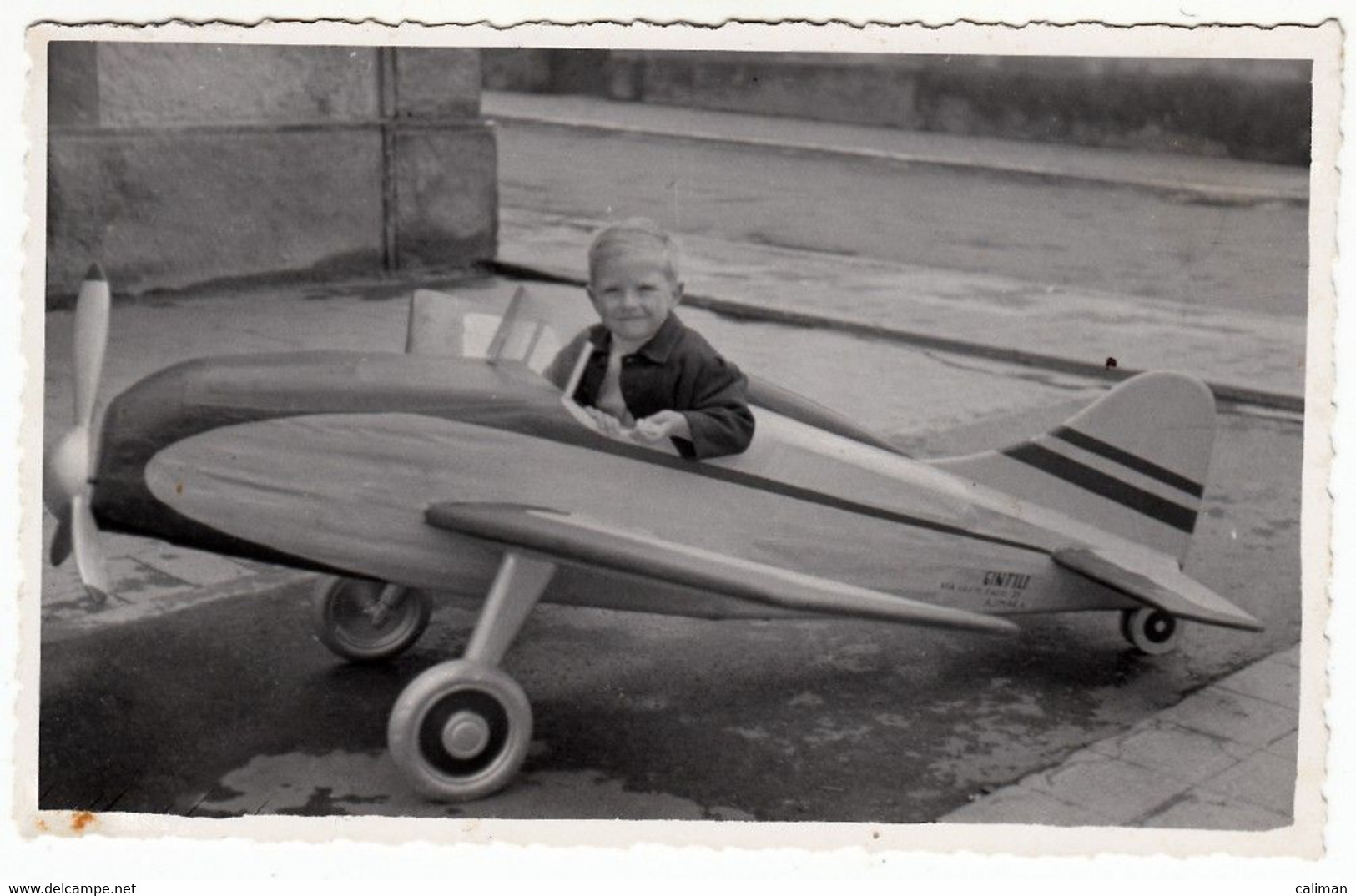 BAMBINO SU AEREO GIOCATTOLO CHILD ON TOY PLANE - FOTO ORIGINALE 1960 CIRCA - Luftfahrt