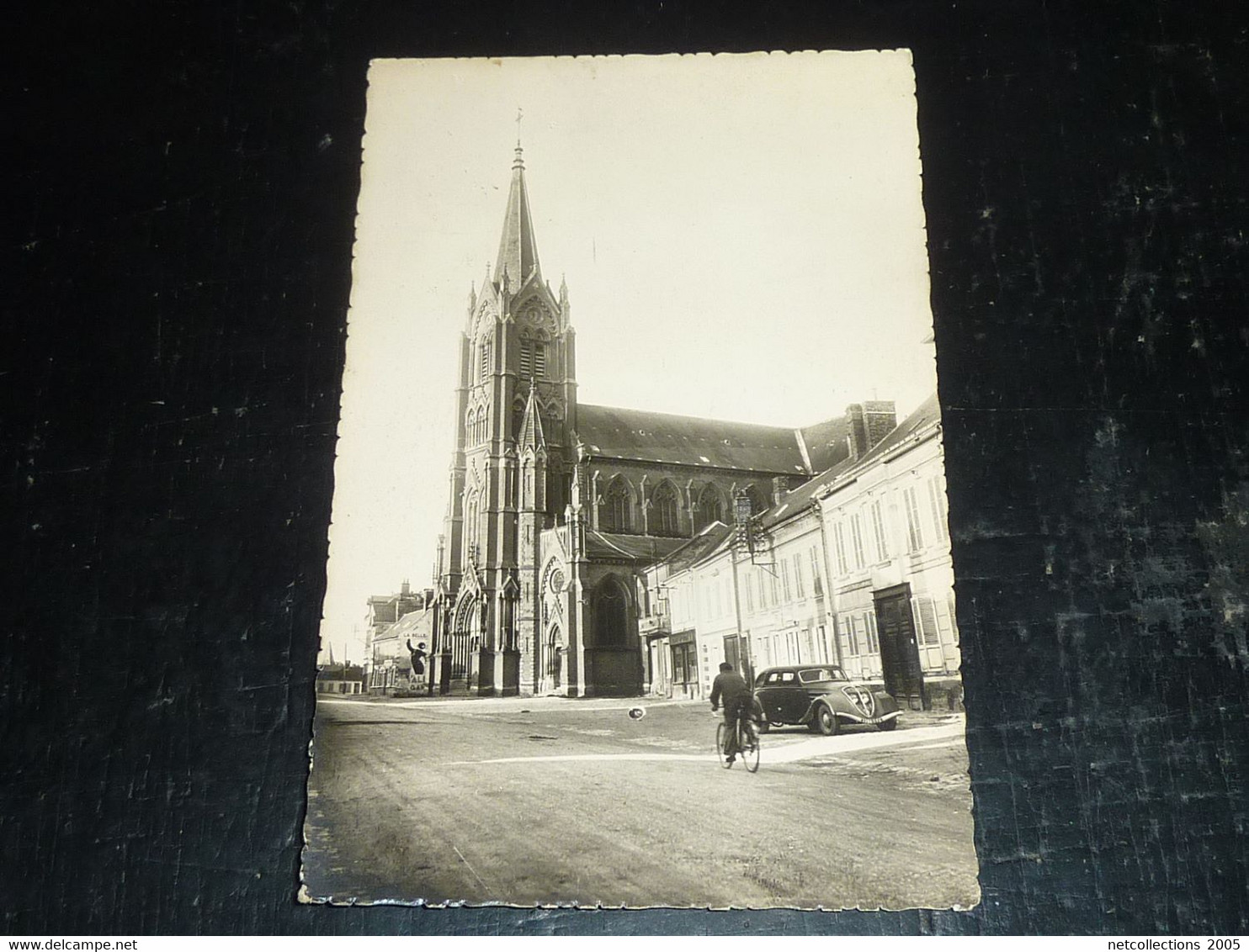 VIGNACOURT - L'EGLISE UNE VIEILLE VOITURE GARE DEVANT - 80 SOMME (CQ) - Vignacourt